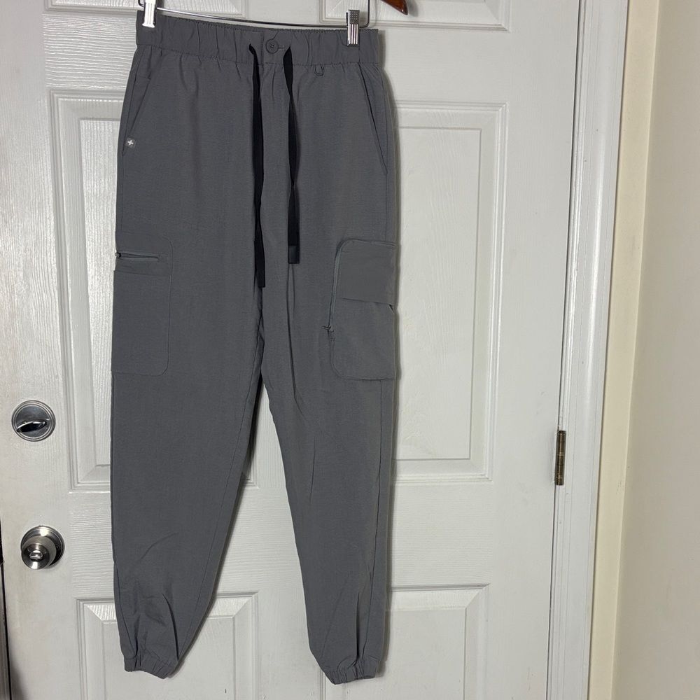 FIGS Men's Gray 21‑Pocket Cargo Scrub Pants Size Small Button Front pull on